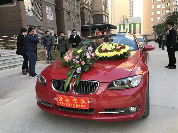 敞篷婚车